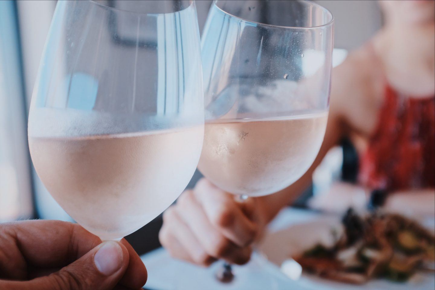 Jak podawać białe wino? 6 rzeczy, których nie wiesz o białym winie!