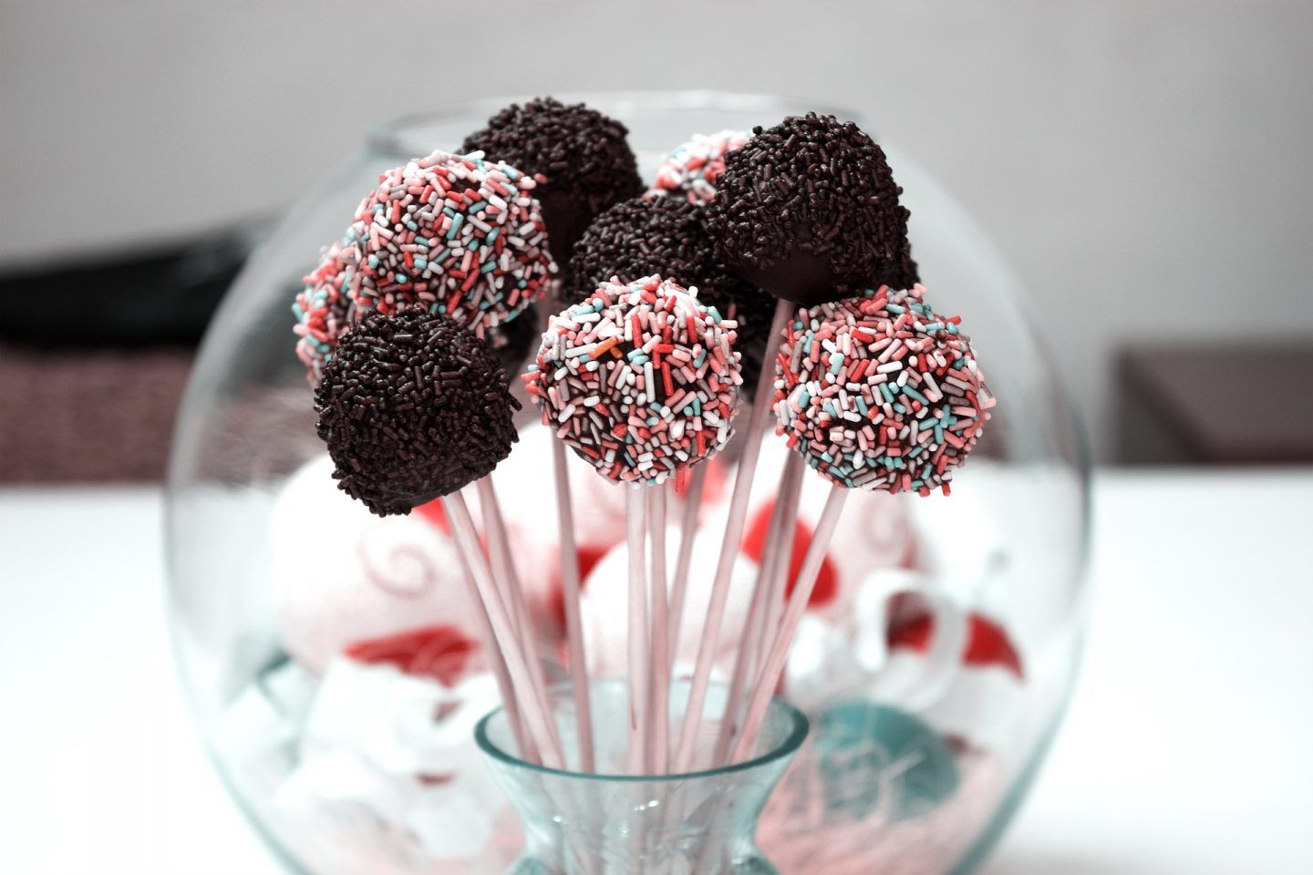 Kolorowe domowe lizaki, czyli jak zrobić pyszne cake pops!