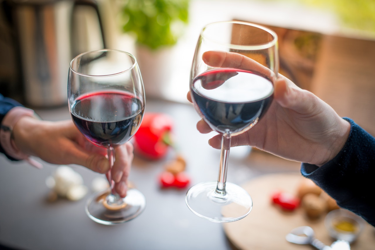 Jak podawać czerwone wino? Kieliszki i akcesoria niezbędne do czerwonego wina