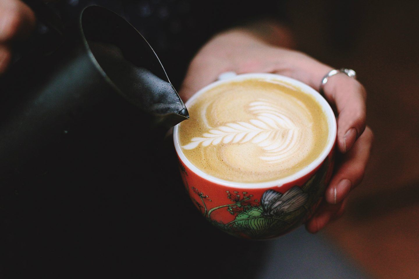 Jak spienić mleko do kawy spieniaczem i bez spieniacza?
