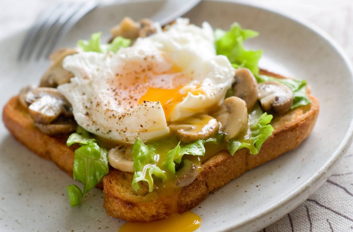 Сэндвич с яйцом пашот и грибами