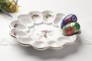 Porcelanowy talerz na jajka w róże Chodzież