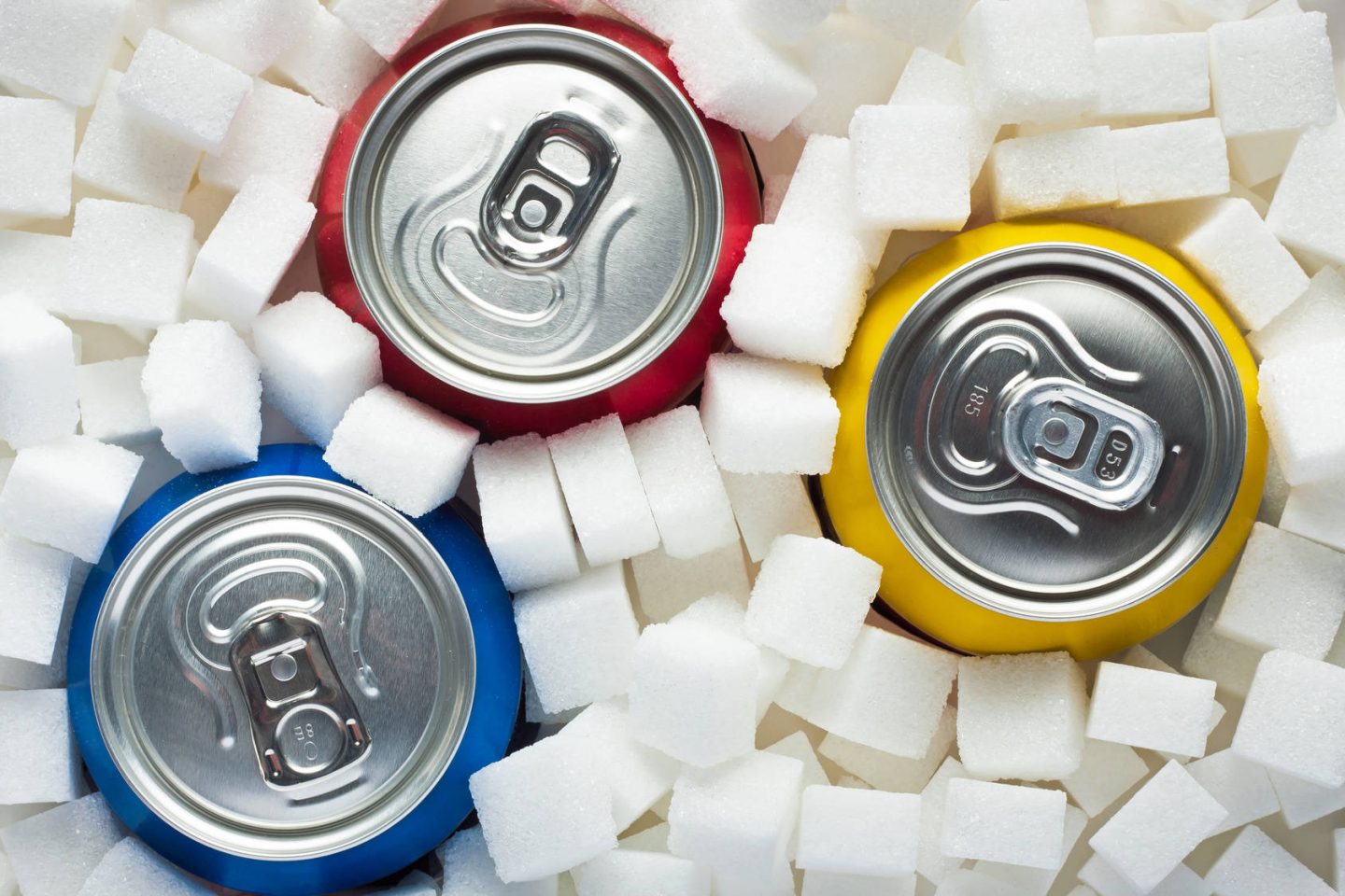 Ile cukru jest w popularnych napojach? Negatywny wpływ cukru na organizm człowieka
