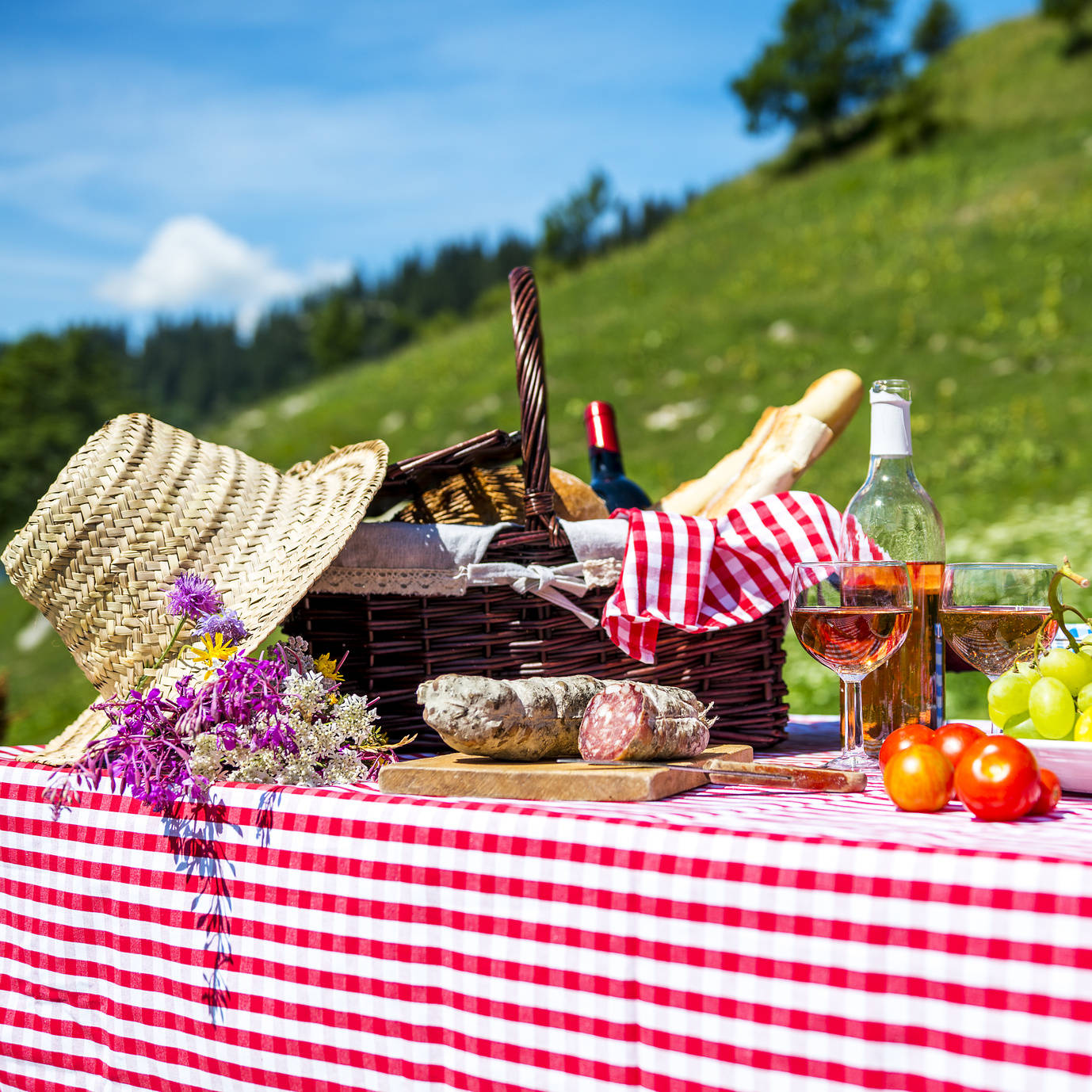 Przekąski na garden party - jak przygotować letnie przyjęcie w ogrodzie?