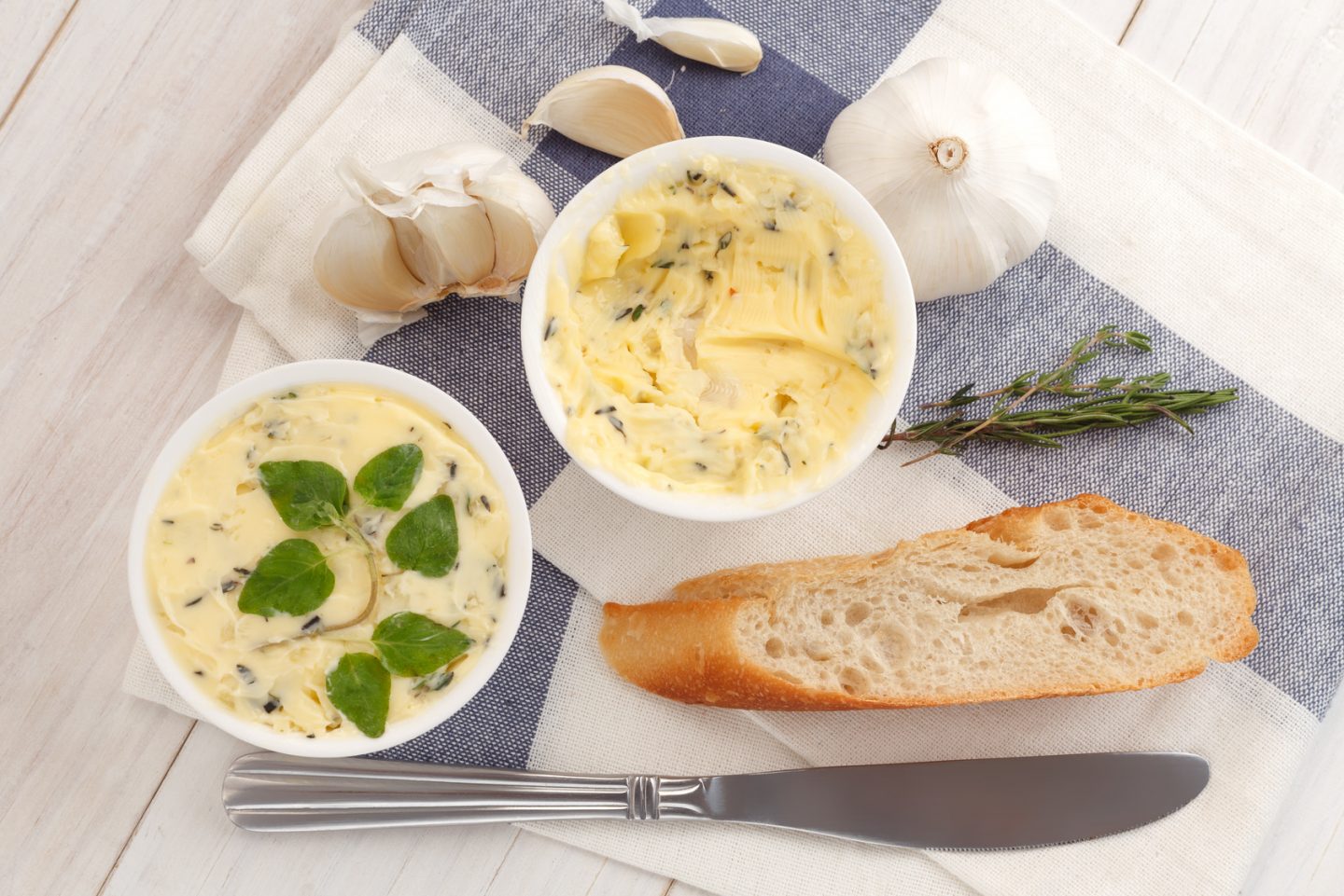 Przepisy na domowe masła smakowe - czosnkowe, ziołowe, chrzanowe i inne