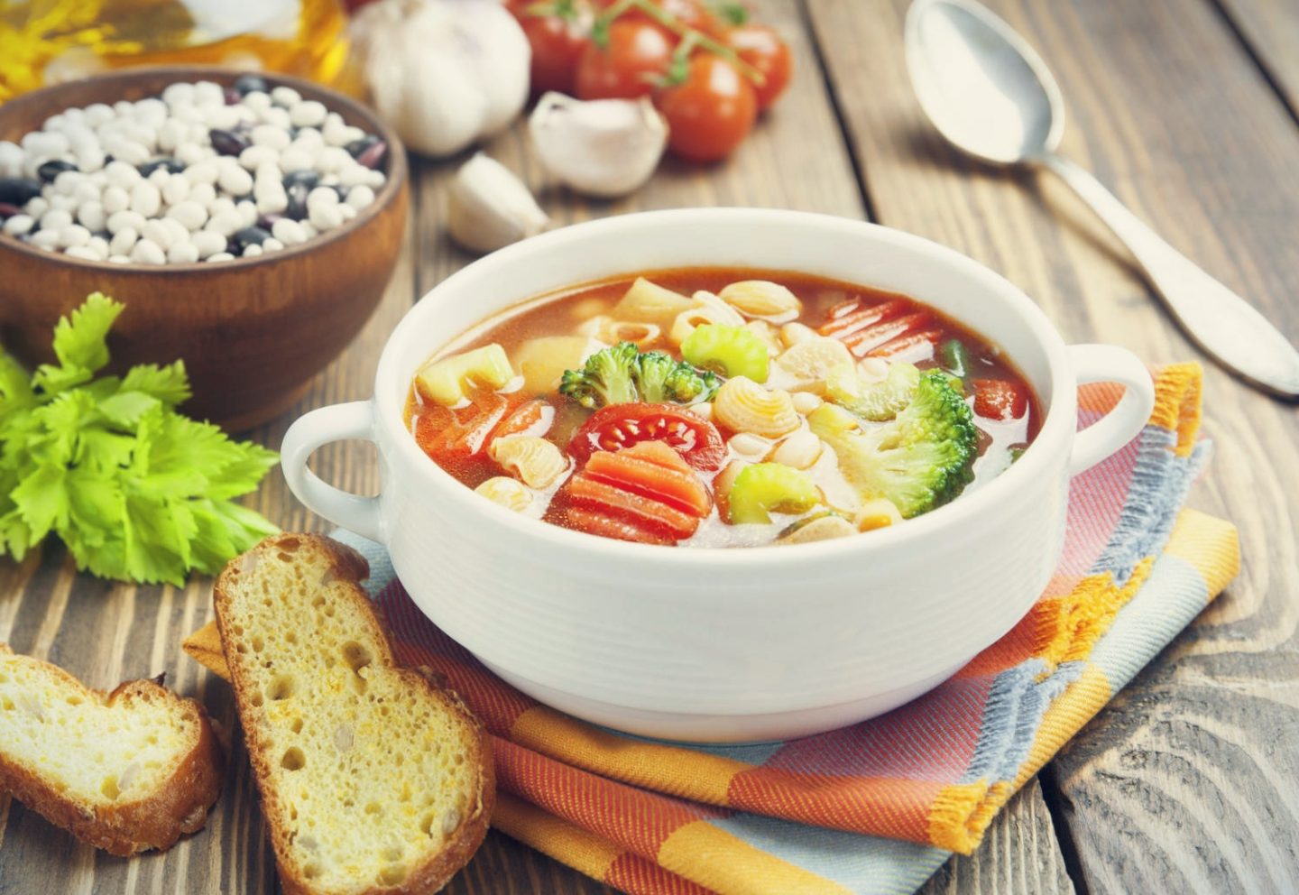 Jak uratować przesoloną zupę lub sos? Porady, które musisz znać!