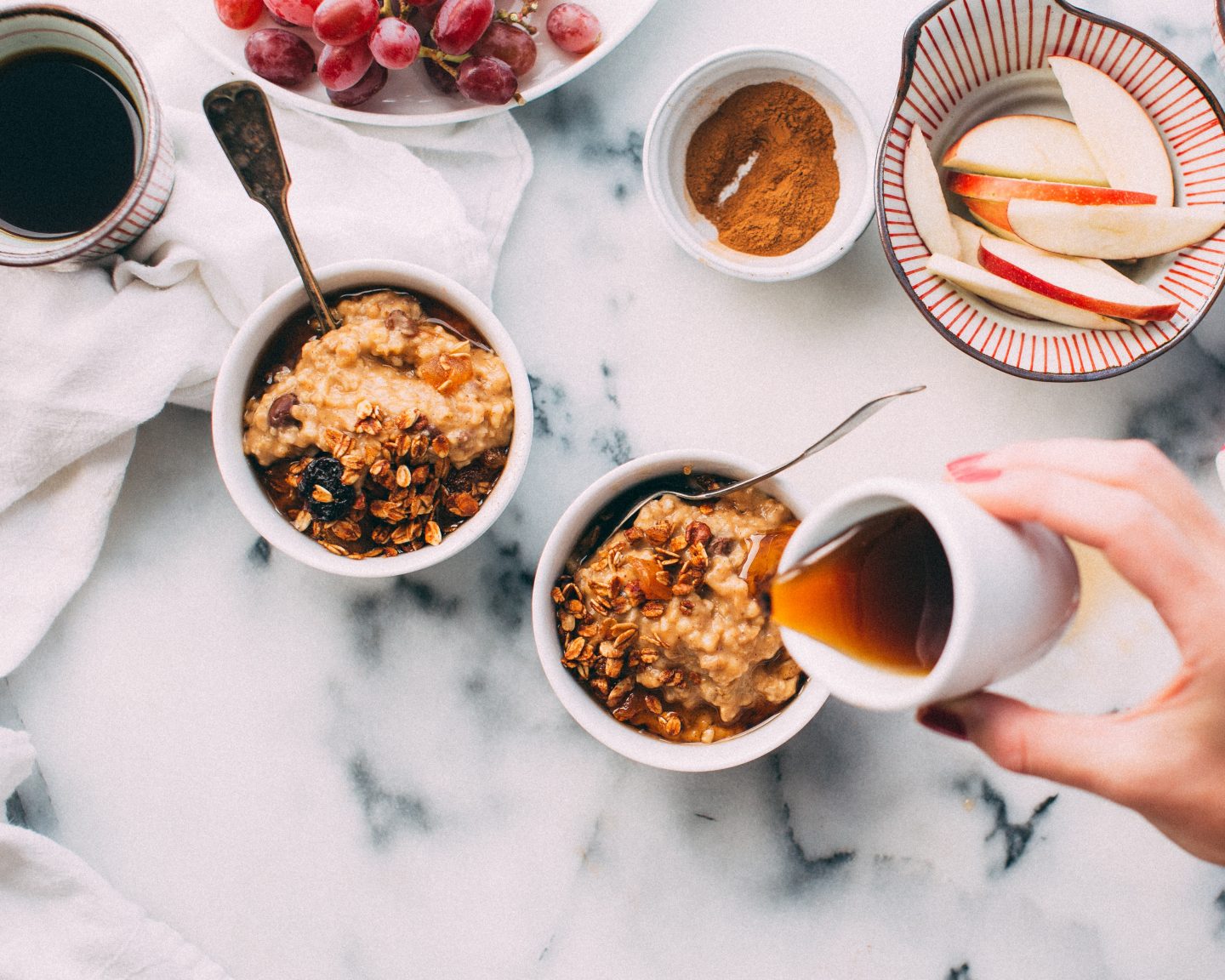 Pomysły i przepisy na rozgrzewające śniadanie – jaglanka, owsianka, pudding ryżowy i inne