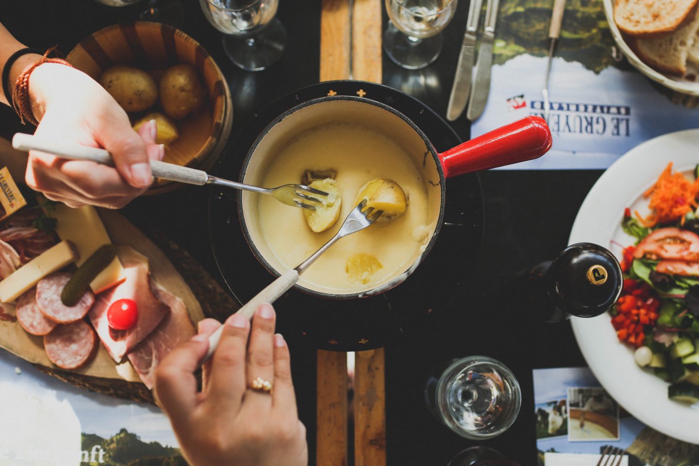 Jak zrobić domowe fondue serowe, czekoladowe i mięsne?