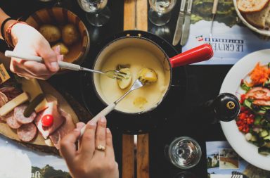 Jak zrobić domowe fondue serowe, czekoladowe, mięsne