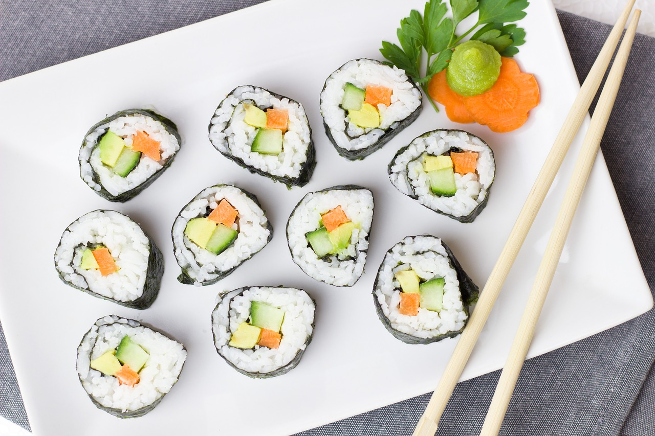 Jaki zestaw naczyń do serwowania sushi wybrać? Naczynia i akcesoria do domowego sushi