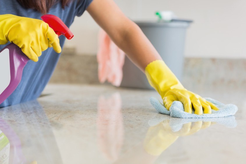Jak efektywnie posprzątać dom lub mieszkanie? Generalne sprzątanie krok po kroku