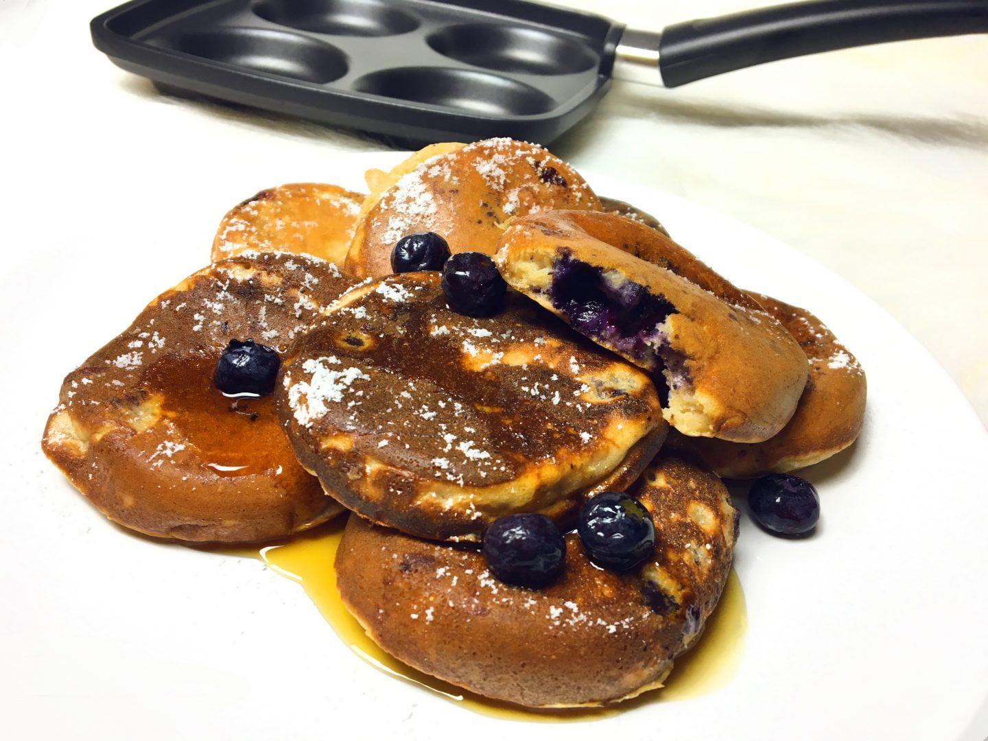 Pancakes na kefirze z borówkami - przepis z mąki orkiszowej