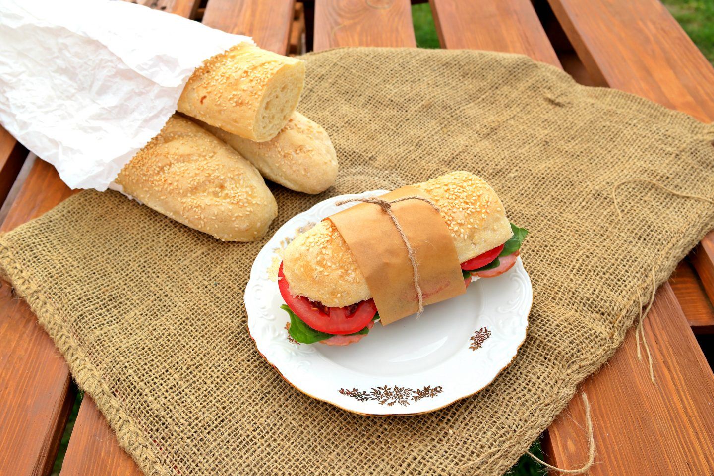 Francuskie bagietki pszenne z piekarnika - przepis na pieczywo i kanapki