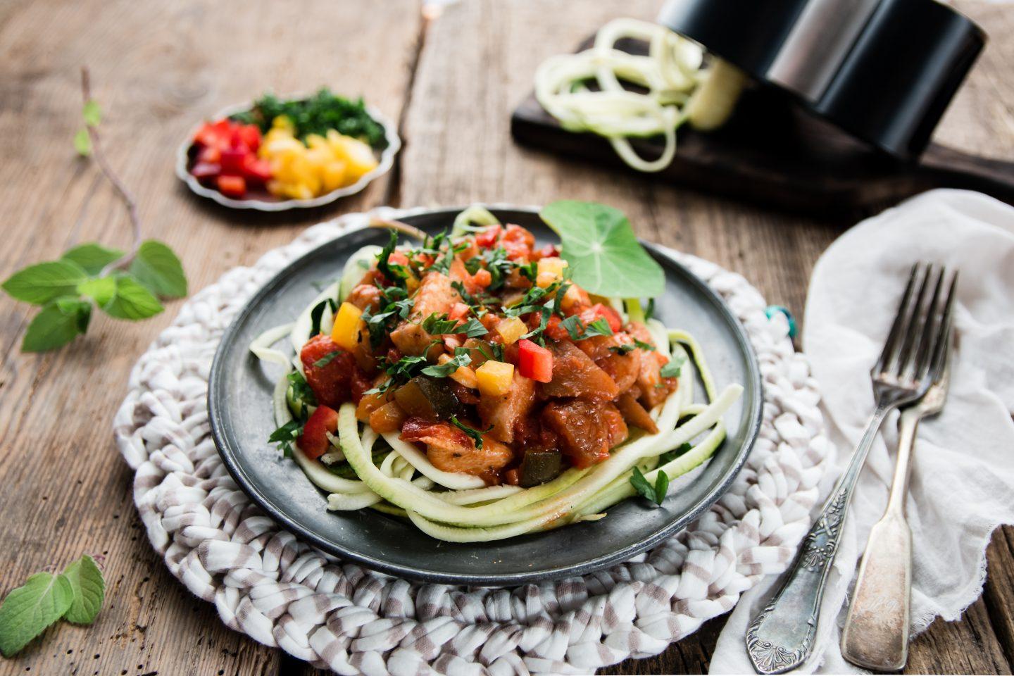 Spaghetti z cukinii z sosem pomidorowym i kurczakiem - przepis