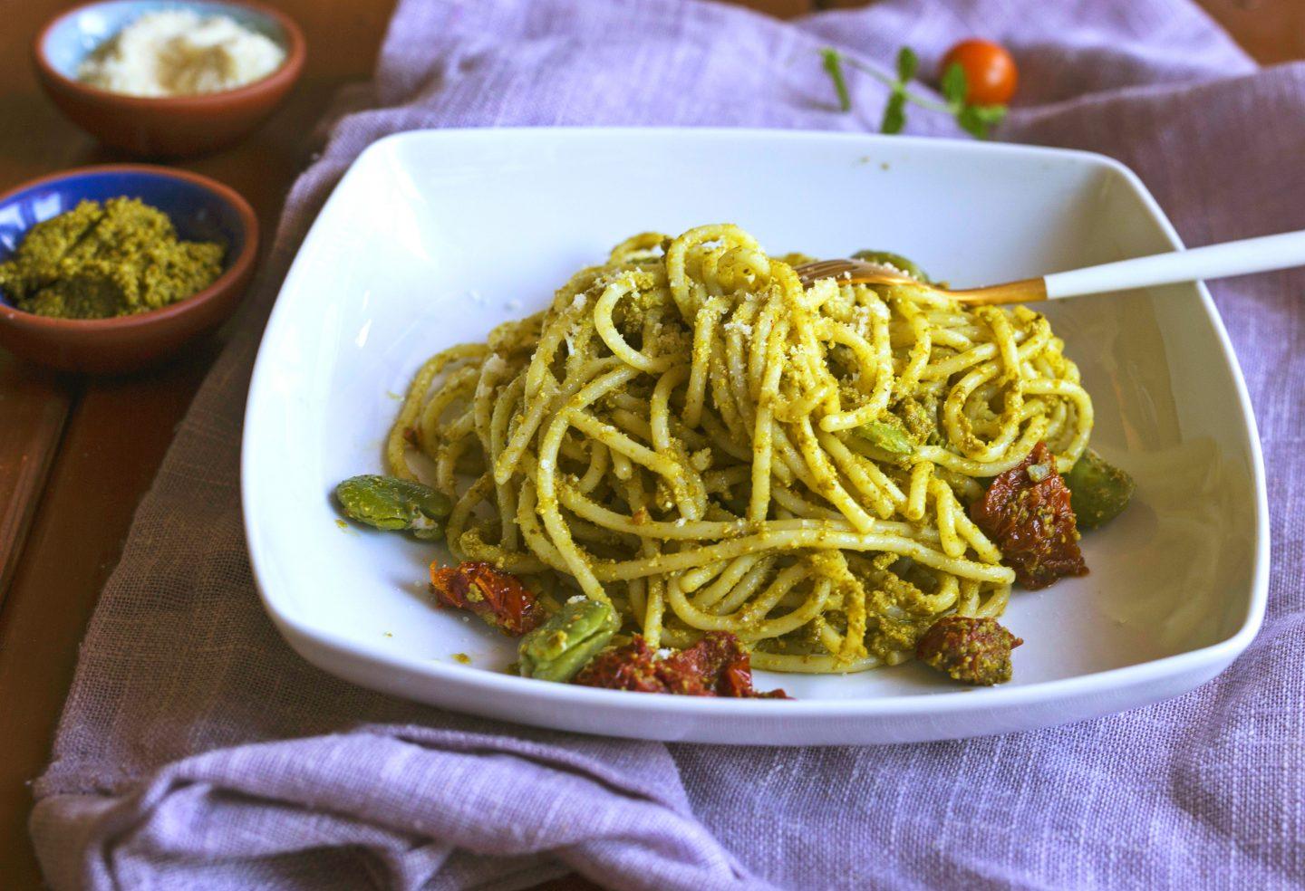 Makaron z domowym pesto bazyliowym, bobem i suszonymi pomidorami - przepis