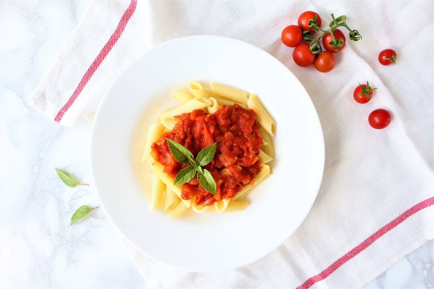 Przepis na makaron penne z sosem pomidorowym ze świeżych pomidorów