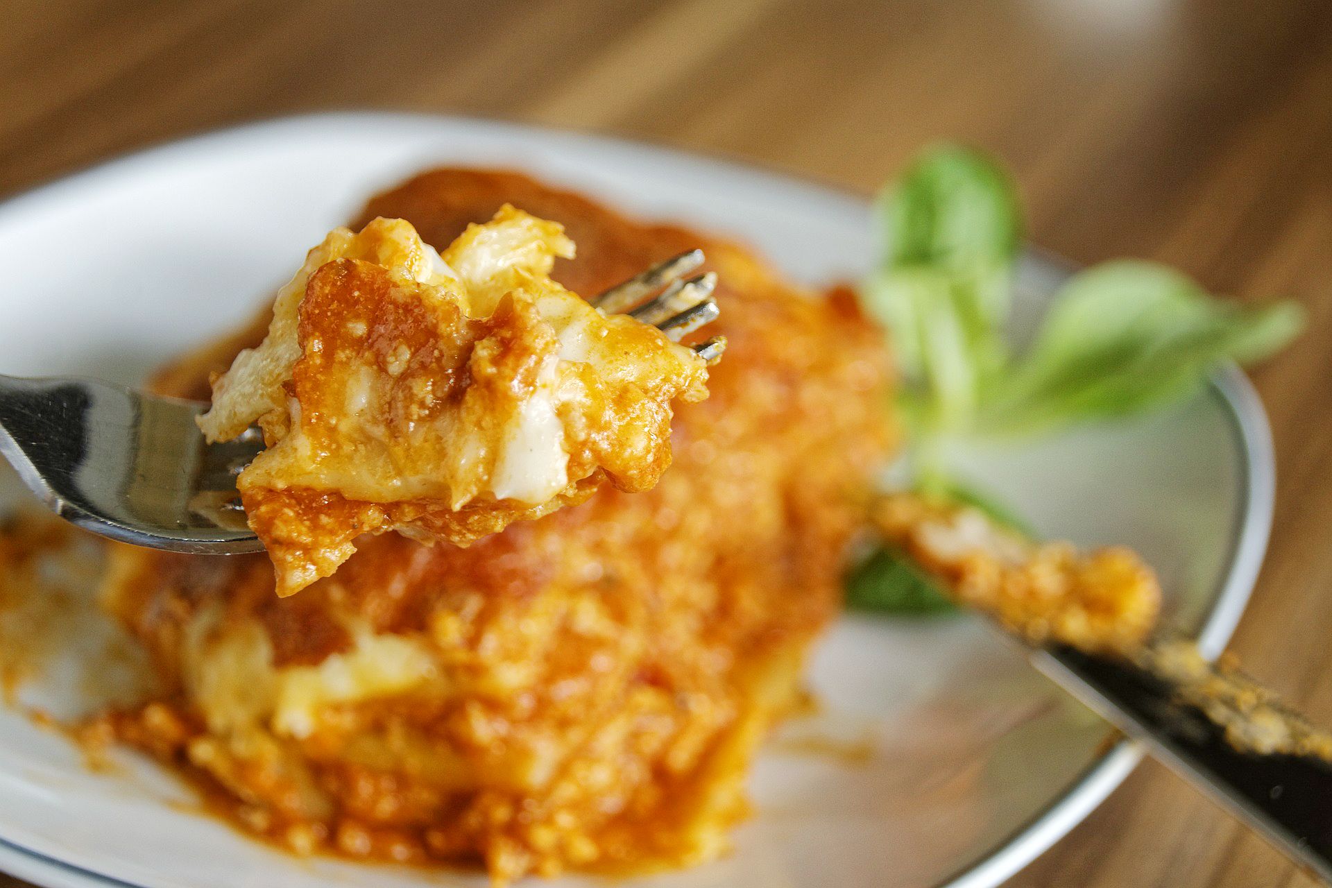 Lasagne bolognese z mięsem mielonym i sosem beszamelowym – przepis