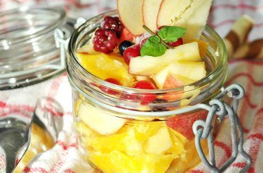 Sałatka owocowa z ananasem, jabłkiem, pomarańczą i malinami – łatwy przepis