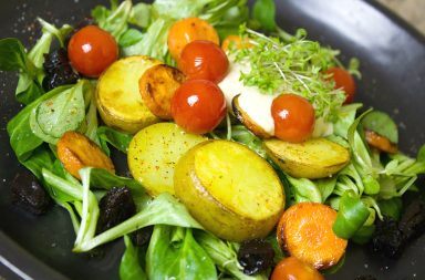 Sałatka z pieczonymi ziemniakami marchewką i suszonymi śliwkami – przepis