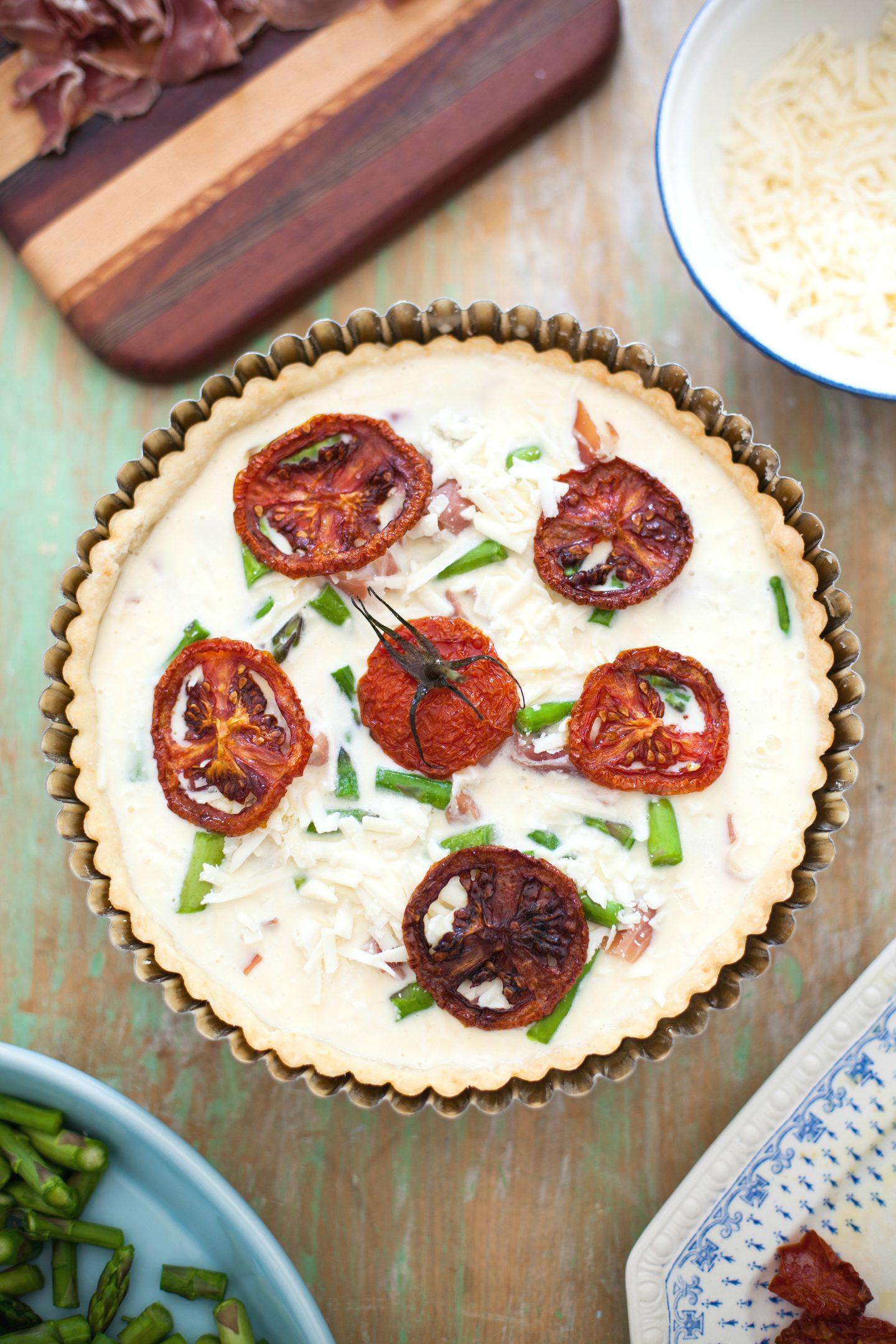Wytrawna tarta na słono z łososiem, pomidorami i szparagami – przepis