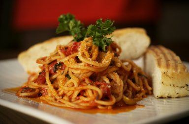 Makaron spaghetti z oliwkami i suszonymi pomidorami - przepis