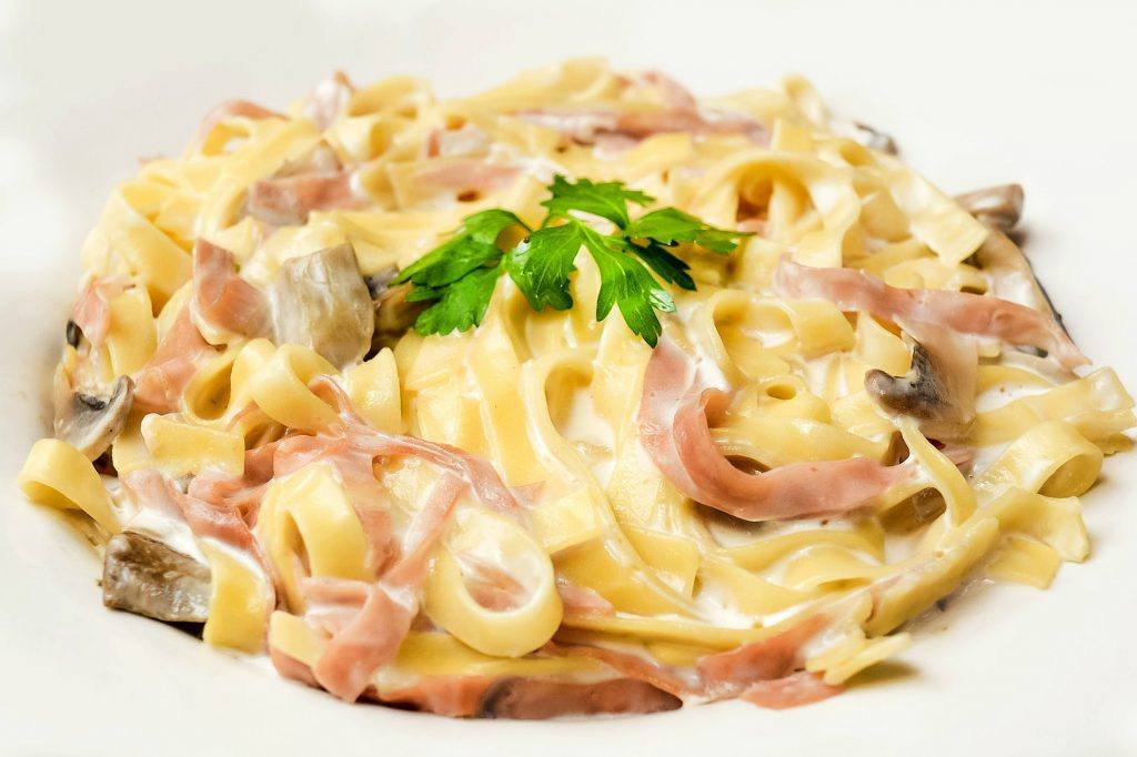 Makaron z mozzarellą, szynką i pieczarkami przepis Garneczki.pl blog