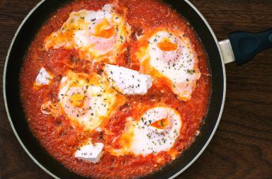 Przepis na szakszukę z jajkami i pomidorami - przepis