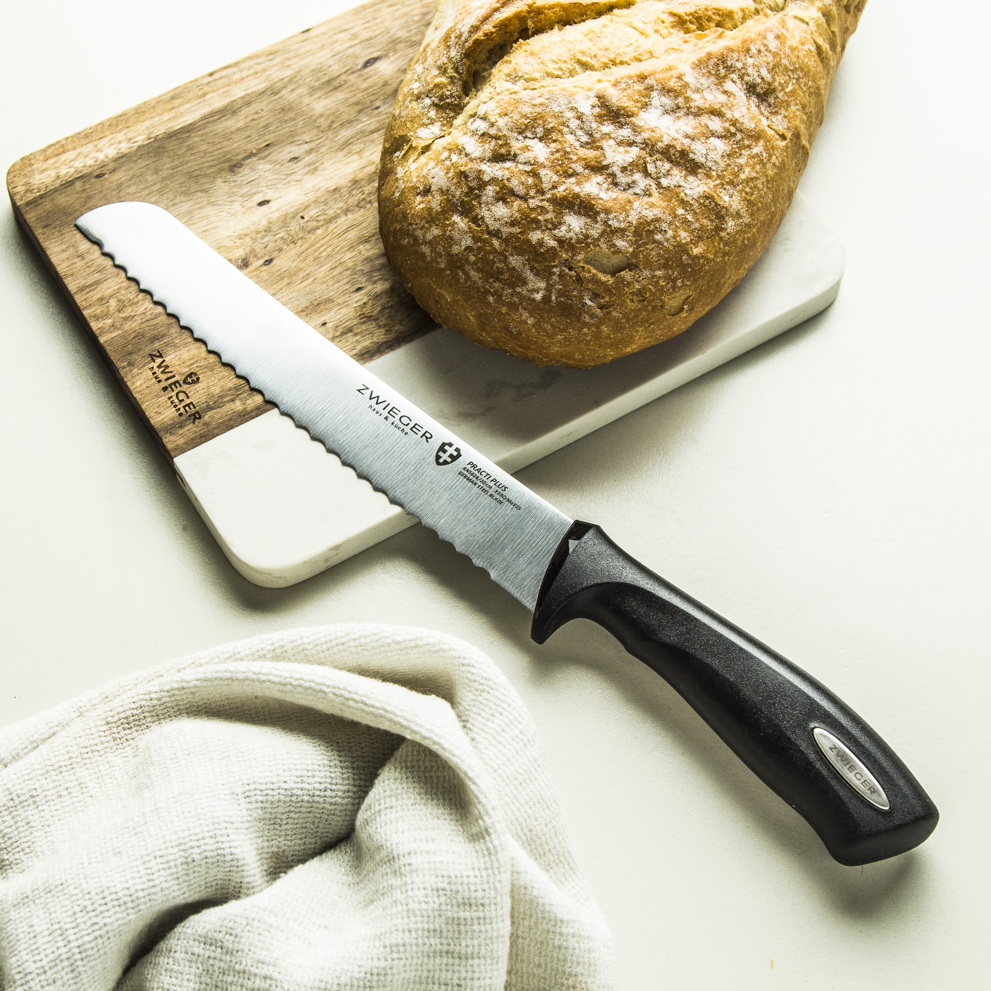 nóż i chleb na desce