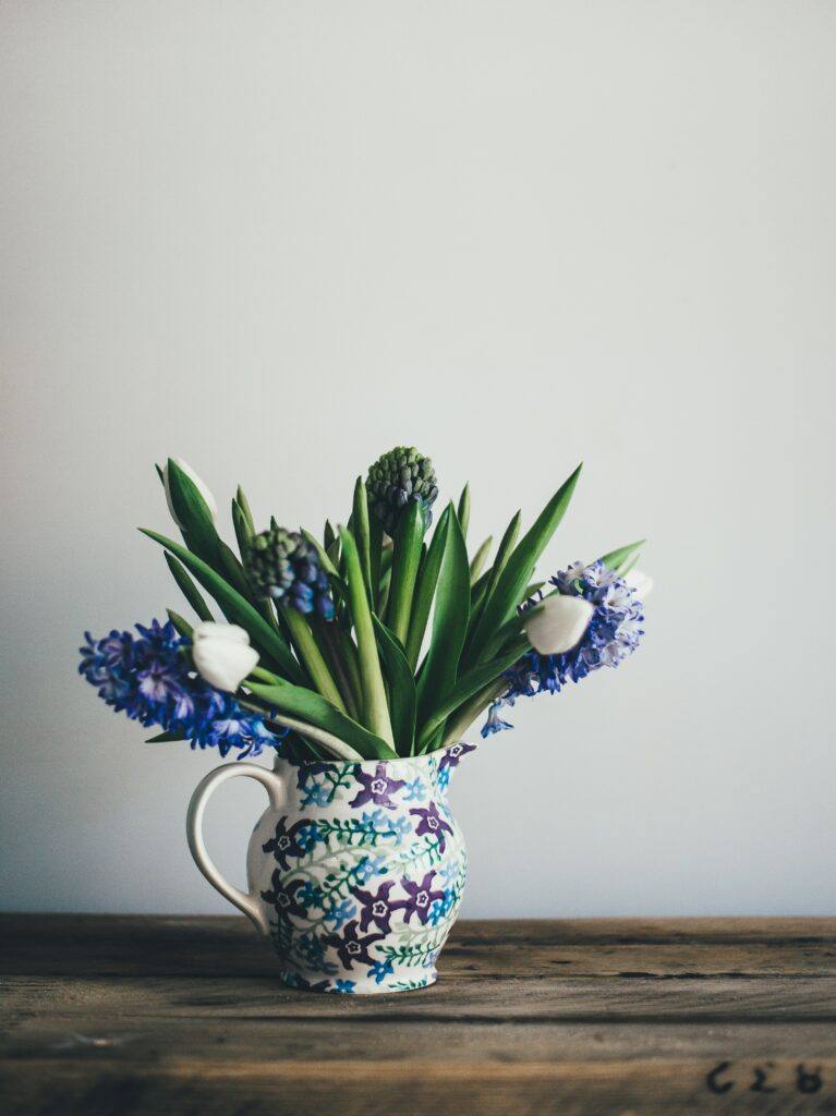 wazon z kwiatami