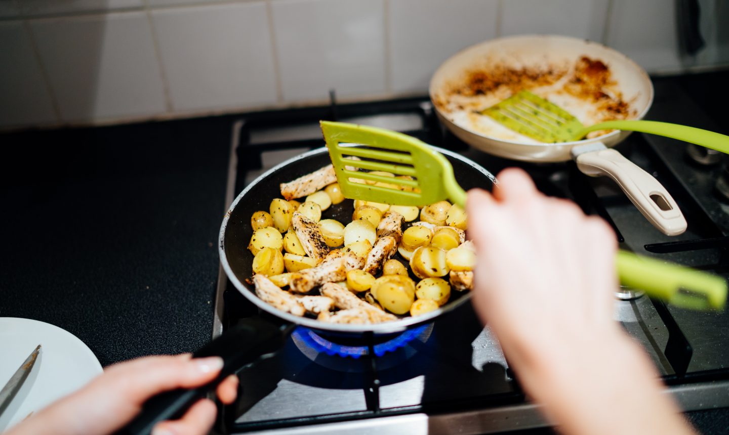 Smażenie na głębokim tłuszczu, stir fry, saute czy beztłuszczowe? Poznaj metody smażenia!