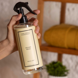 Odświeżacz powietrza i tekstyliów w sprayu CERERIA MOLLA SPRAY HOME VELVET WOOD 500 ml