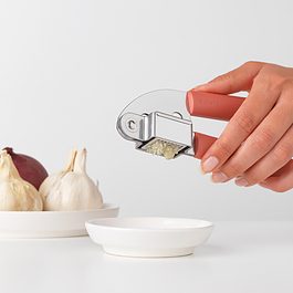 BRABANTIA Tasty Plus różowy - wyciskacz do czosnku ze stali nierdzewnej