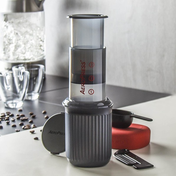 AEROPRESS Go 237 ml czarny - zaparzacz do kawy plastikowy z kubkiem