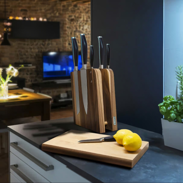 ARTELEGNO Grand Prix - stojak na noże magnetyczny z deską do krojenia z drewna bukowego