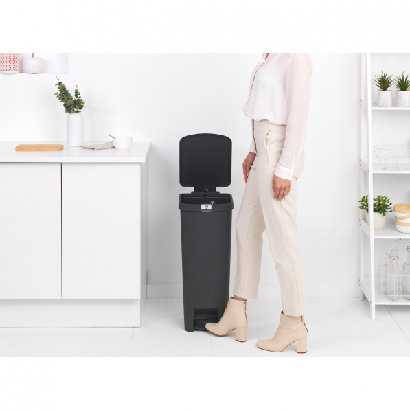 BRABANTIA Step Up 40 l ciemnoszary - kosz na śmieci plastikowy z pedałem