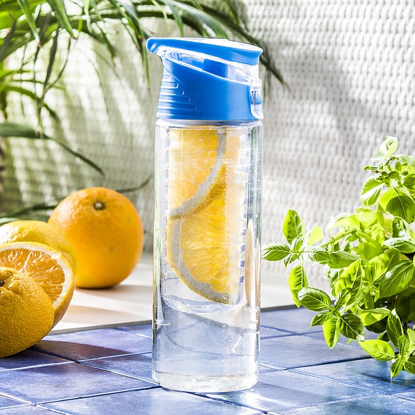 Butelka na wodę i napoje plastikowa z wkładem na owoce EXCELLENT HOUSEWARE FRUIT NIEBIESKA 650 ml