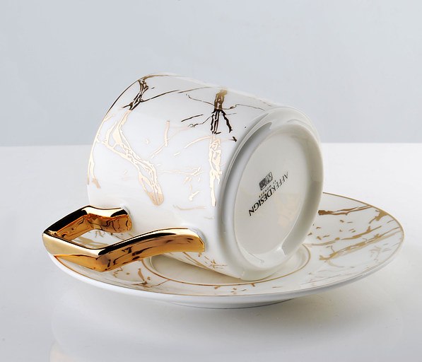 Filiżanka do kawy i herbaty porcelanowa ze spodkiem AFFEK DESIGN CRISTIE GOLD BIAŁO-ZŁOTA 200 ml 