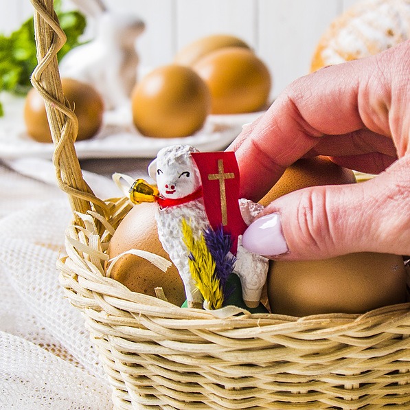 Figurka wielkanocna ozdobna gipsowa BARANEK DO KOSZYCZKA BIAŁY