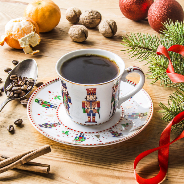 Filiżanka do kawy i herbaty porcelanowa ze spodkiem CHRISTMAS IN EASY LIFE KREMOWA 200 ml