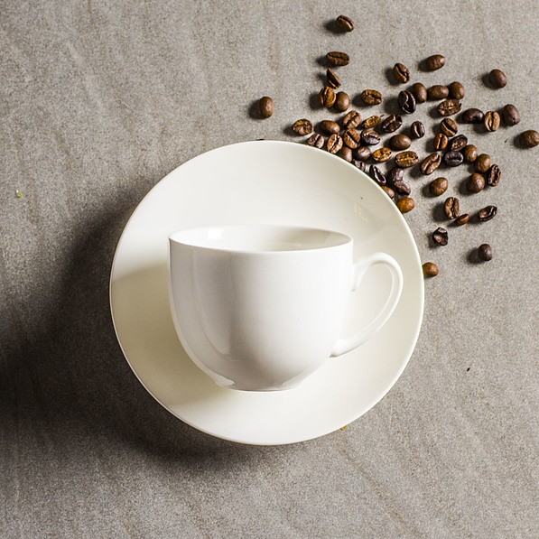 Filiżanka do kawy i herbaty porcelanowa ze spodkiem CREAMY BELLA KREMOWY 200 ml