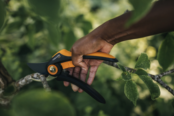 FISKARS Plus Pruner P521 czarny - sekator ogrodowy nożycowy stalowy