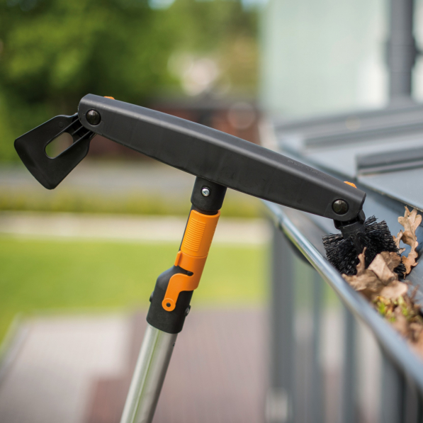 FISKARS QuikFit Gutter Cleaner - szczotka do rynien z trzonkiem