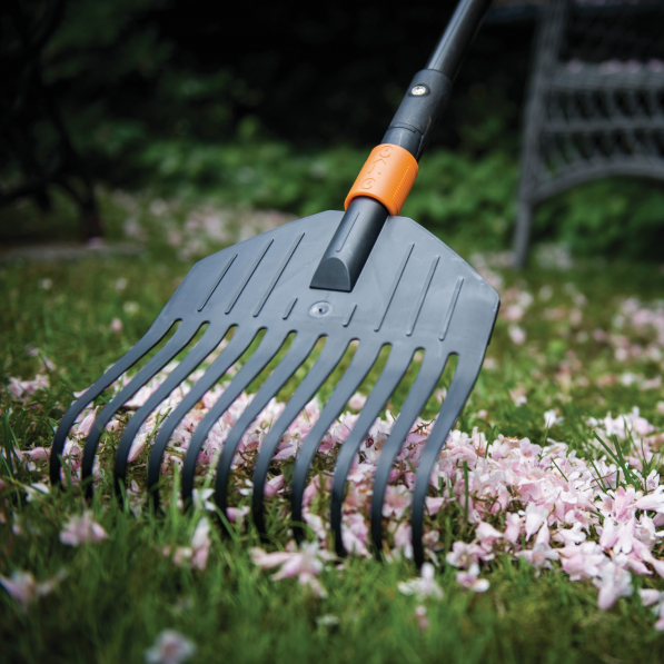 FISKARS QuikFit Leaf Rake czarne - grabie do liści