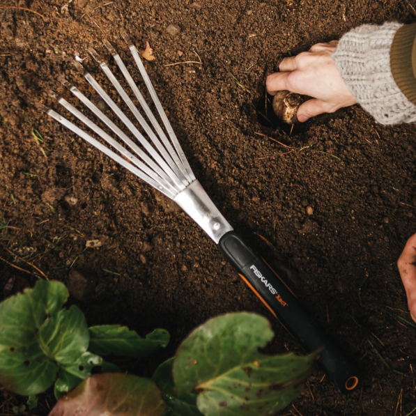 FISKARS Xact Hand Rake czarne - grabie ze stali nierdzewnej