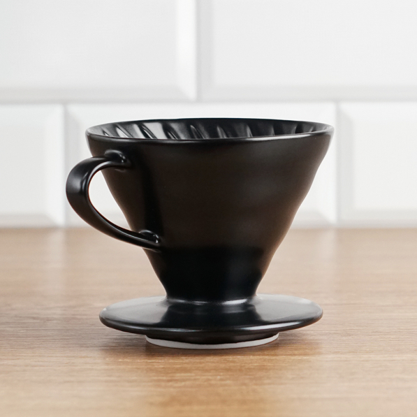 HARIO Dripper V60-02 Połysk czarny - dripper do kawy ceramiczny z miarką