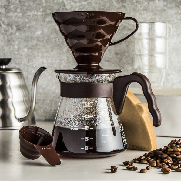 HARIO V60-02 Pour Over Kit 0,7 l brązowy - dripper do kawy plastikowy z dzbankiem i filtrami