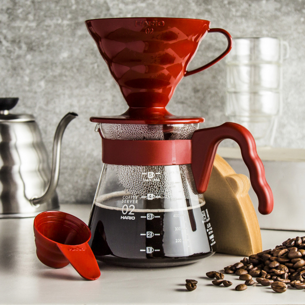 HARIO V60 Pour Over Kit czerwony - dripper do kawy plastikowy z dzbankiem