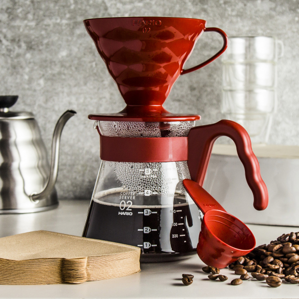 HARIO V60 Pour Over Kit czerwony - dripper do kawy plastikowy z dzbankiem