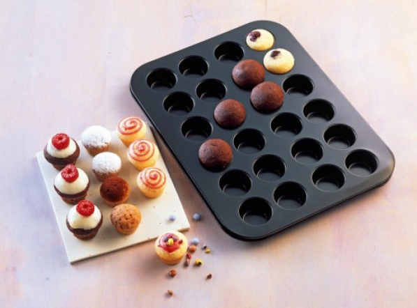 KAISER Inspiration Muffin World Mini czarna - forma do pieczenia 24 muffinek i babeczek 