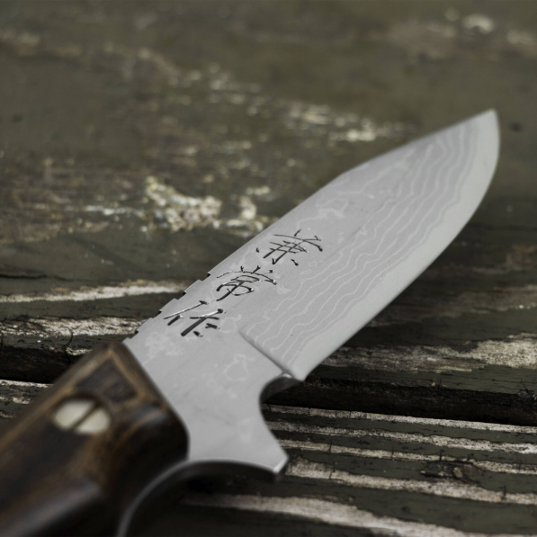 KANETSUNE SEKI Seseragi Drop 7 cm - japoński nóż survivalowy ze stali wysokowęglowej w etui / pochwie